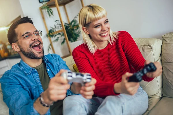 Fidanzato Fidanzata Giocare Videogioco Con Joystick Soggiorno Coppia Amorevole Stanno — Foto Stock