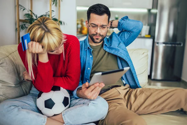 Mladý Pár Sleduje Fotbalový Zápas Digitálním Tabletu Pomocí Kreditní Karty — Stock fotografie