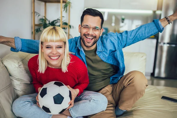 Mladý Pár Sleduje Fotbalový Zápas Televizi Pohodlí Svého Domova — Stock fotografie