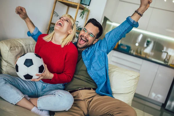 Genç Bir Çift Evlerinin Rahatlığından Televizyonda Futbol Maçı Izliyor — Stok fotoğraf