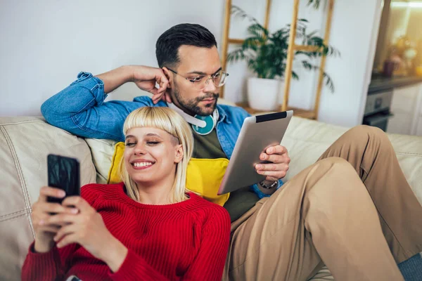 Schönes Paar Umarmt Sich Entspannt Auf Dem Sofa Und Nutzt — Stockfoto