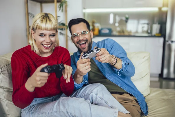 Namorado Namorada Jogando Videogame Com Joysticks Sala Estar Casal Amoroso — Fotografia de Stock