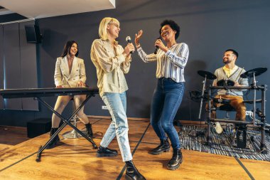 Takımın takım seminer şarkı karaoke oluşturma sırasında egzersiz eğitim iş adamları.