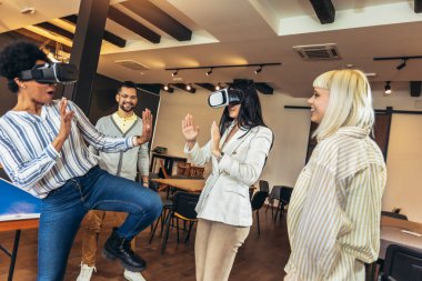 Takımın takım Vr gözlükle seminer oluşturma sırasında egzersiz eğitim iş adamları