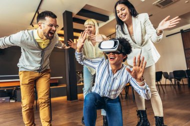 Takımın takım Vr gözlükle seminer oluşturma sırasında egzersiz eğitim iş adamları