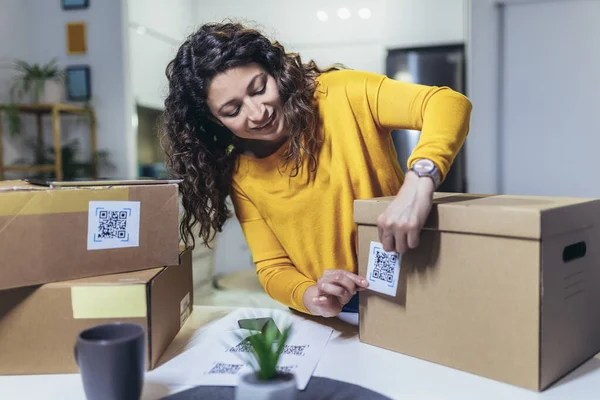 Woman Affixing Codes Storage Boxes She Focused Her Task Carefully — Stock Photo, Image