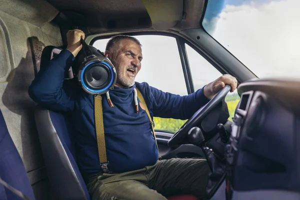Professionele Chauffeur Rijden Een Vrachtwagen Weg Luisteren Naar Muziek Plezier — Stockfoto