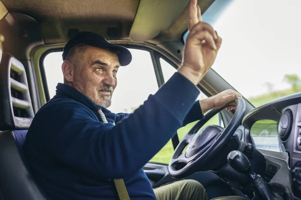 Professionele Chauffeur Rijdt Een Vrachtwagen Weg — Stockfoto
