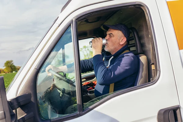 Caminhão Motorista Bebe Suco Enlatado Enquanto Sentado Veículo Carga Branca — Fotografia de Stock