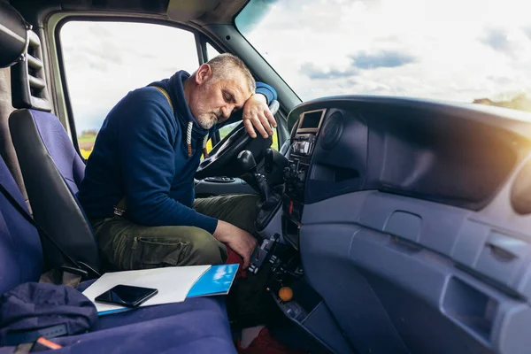 疲れトラックの運転手のステアリングホイールに眠りに落ちる 疲れと睡眠の概念 — ストック写真