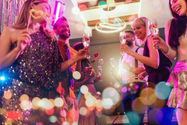 Kulüpte dans eden bir grup insan.