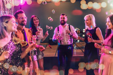 Kulüpte dans eden bir grup insan.