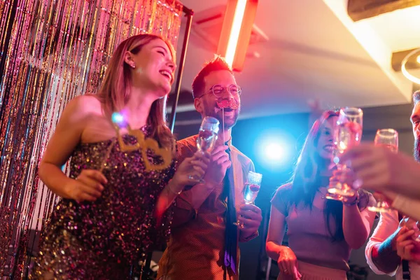 Group Friends Partying Nightclub Toasting Drinks — Stock Photo, Image