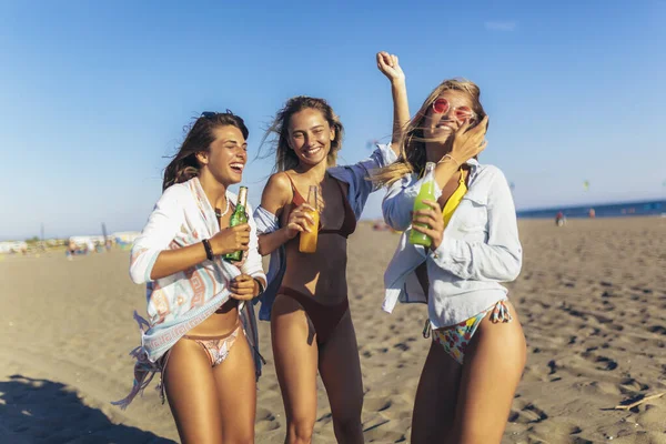Vrouwelijke Vrienden Hebben Plezier Aan Het Strand Een Zonnige Dag — Stockfoto