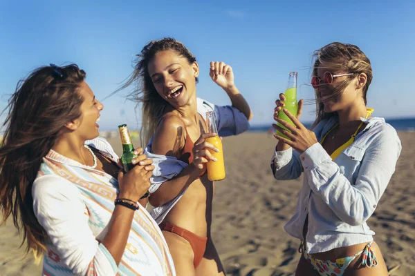Женщины Друзья Веселятся Пляже Солнечный День — стоковое фото