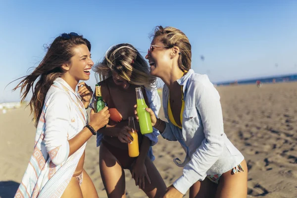 Freundinnen Amüsieren Sich Einem Sonnigen Tag Strand — Stockfoto