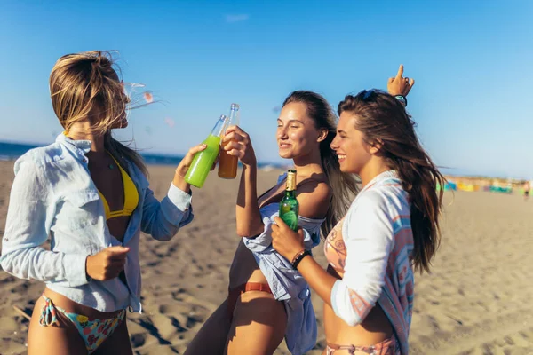Женщины Друзья Веселятся Пляже Солнечный День — стоковое фото