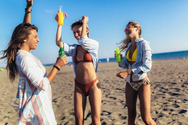 Przyjaciółki Bawią Się Plaży Słoneczny Dzień — Zdjęcie stockowe