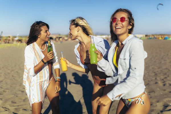Freundinnen Amüsieren Sich Einem Sonnigen Tag Strand — Stockfoto