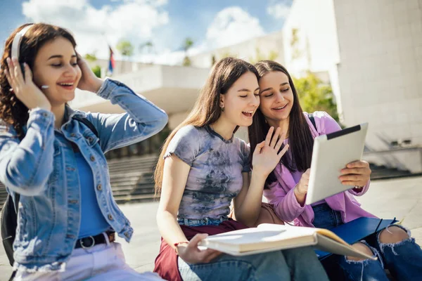 Schülergruppe Mit Digitalem Tablet Lernt Gemeinsam Freien — Stockfoto