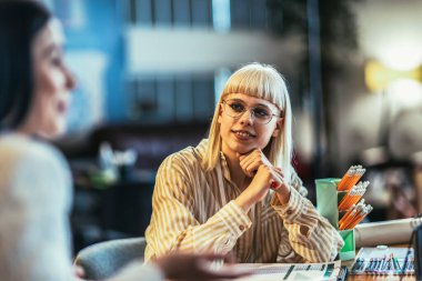  Yaratıcı genç iş kadını, modern bir ofiste yaptığı toplantıda fikirlerini paylaşıyor..