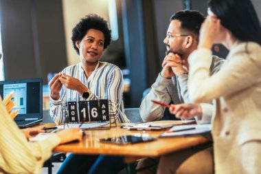 Modern iş adamları ofiste yeni fikirleri tartışıyor. Modern ofiste iş adamları buluşuyor..