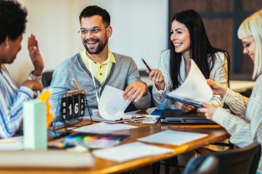 Modern iş adamları ofiste yeni fikirleri tartışıyor. Modern ofiste iş adamları buluşuyor..