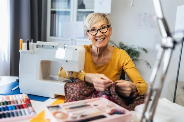 Äldre Kvinna Som Syr Hemma Startup Småföretag Designer Service — Stockfoto