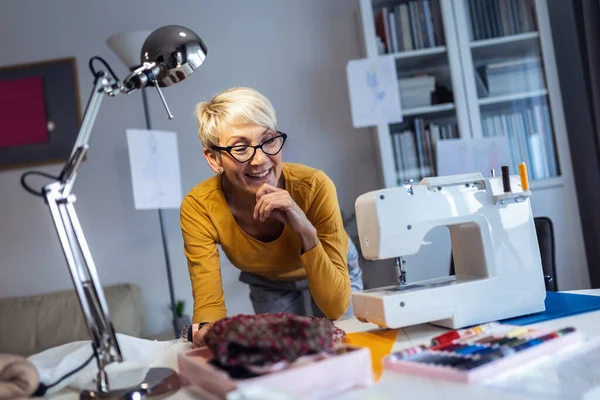 Äldre Kvinna Som Syr Hemma Startup Småföretag Designer Service — Stockfoto
