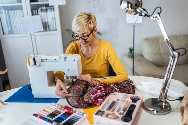 Wanita Senior Menjahit Rumah Memulai Usaha Kecil Desainer Layanan — Stok Foto