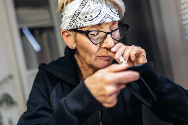 Senior Woman Sniffs Line Cocaine Rolled Dollar Bill — Stock Photo, Image