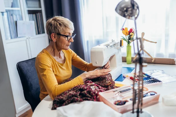 老太婆在家里缝纫 创业小商业设计师 — 图库照片