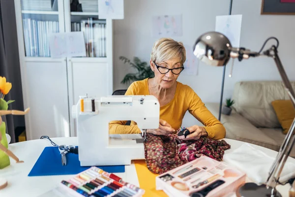 Wanita Senior Menjahit Rumah Memulai Usaha Kecil Desainer Layanan — Stok Foto