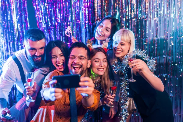 Ομάδα Ανθρώπων Που Χορεύουν Στο Κλαμπ Και Κάνουν Selfie Φωτογραφία — Φωτογραφία Αρχείου