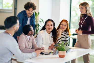 Ofiste birlikte çalışan bir grup çok ırklı iş adamı.