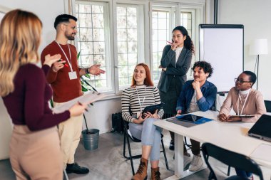 Erkek ve kadın iş hayatında başarı üzerine iş sunumu yapıyorlar.