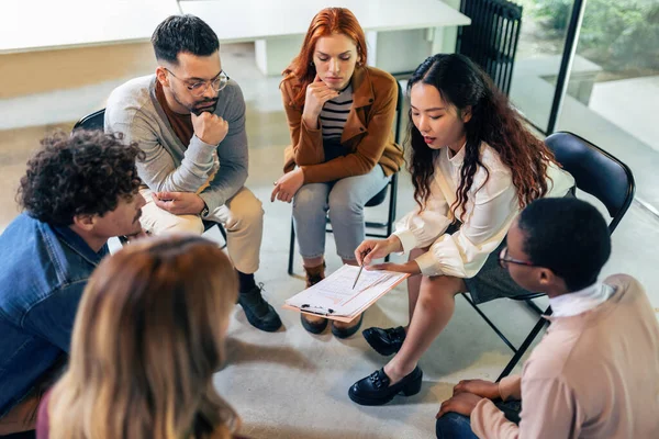 Group Listens Therapist Makes Point Solving Problems — Stock Photo, Image
