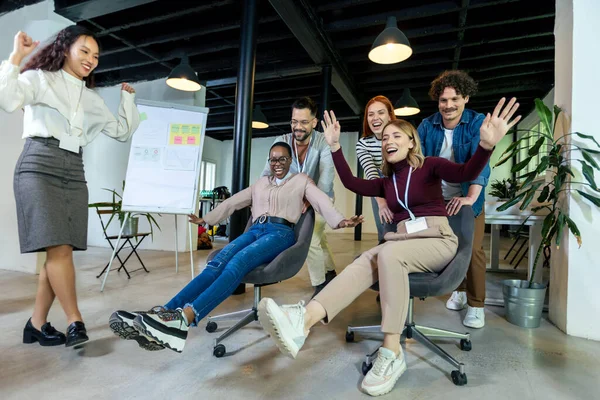 Νέοι Πρόσχαροι Επιχειρηματίες Smart Casual Φορούν Διασκεδάζοντας Ενώ Τρέχουν Καρέκλες — Φωτογραφία Αρχείου