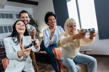 İş arkadaşları ofiste video oyunları oynuyorlar. Ekip oluşturma etkinliği.