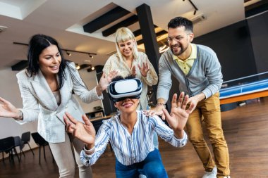 Takımın takım Vr gözlükle seminer oluşturma sırasında egzersiz eğitim iş adamları