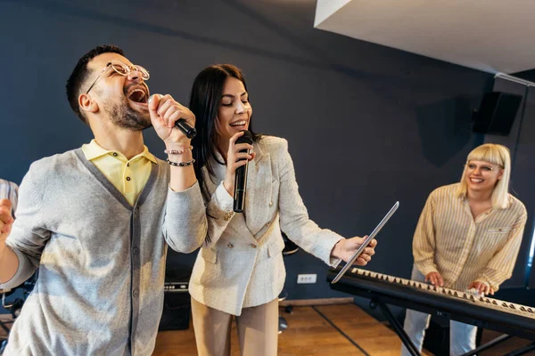 Geschäftsleute Machen Teamtraining Während Des Teambuilding Seminars Und Singen Karaoke — Stockfoto