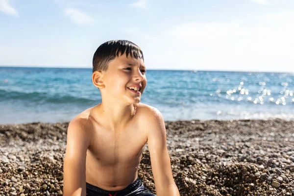 Menino Nove Anos Retratado Praia Completamente Encharcado Seu Cabelo Castanho — Fotografia de Stock