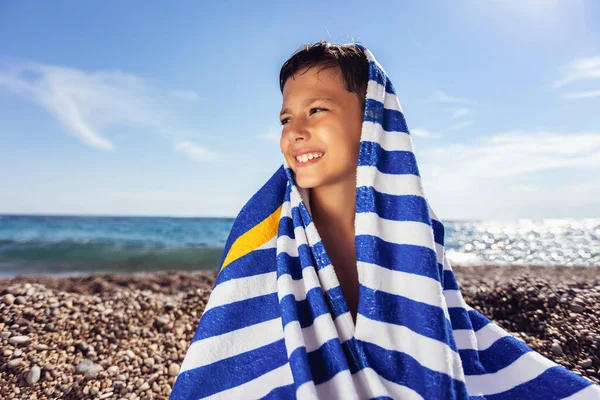 Kleine Jongen Het Strand Caped Met Een Gestreepte Blauwe Witte — Stockfoto
