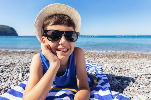 Bambino Sdraiato Telo Spiaggia Righe Bianche Blu Sorridente Felicemente — Foto Stock