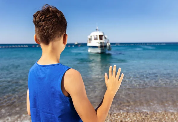 Kleine Jongen Het Strand Met Een Toeristisch Bootje Achtergrond — Stockfoto