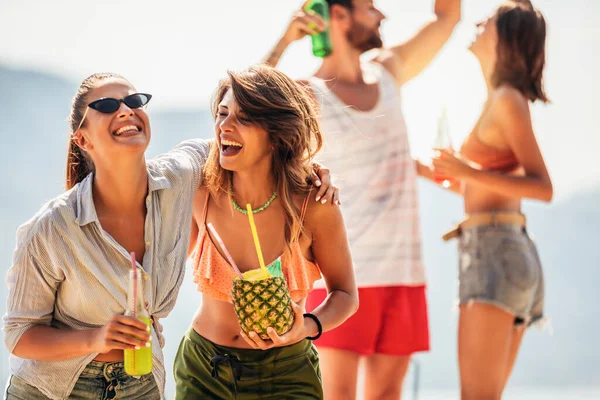 Jonge Vrienden Hebben Plezier Aan Het Strand Een Zonnige Dag — Stockfoto