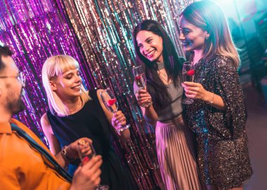 Kulüpte dans eden bir grup insan..