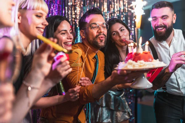 Barátok Születésnapi Party Éjszakai Klubban — Stock Fotó
