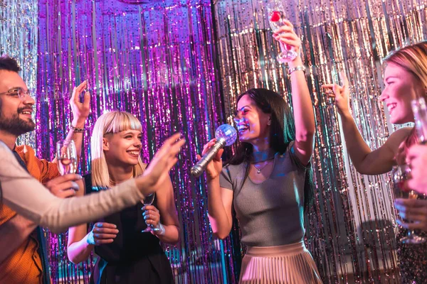 Gruppo Persone Che Ballano Nel Club Cantando Karaoke — Foto Stock