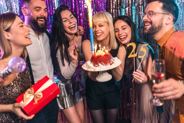 Vrienden Verjaardagsfeestje Nachtclub — Stockfoto